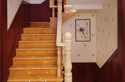 连江中式别墅室内汉白玉石楼梯的定制安装装饰效果